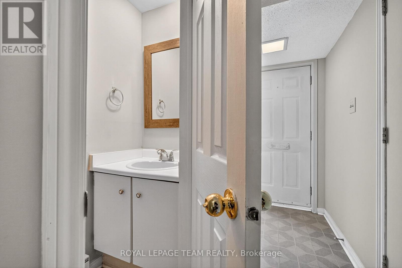 11 Peary Way, Ottawa, Ontario  K2L 1Z9 - Photo 9 - X12440093