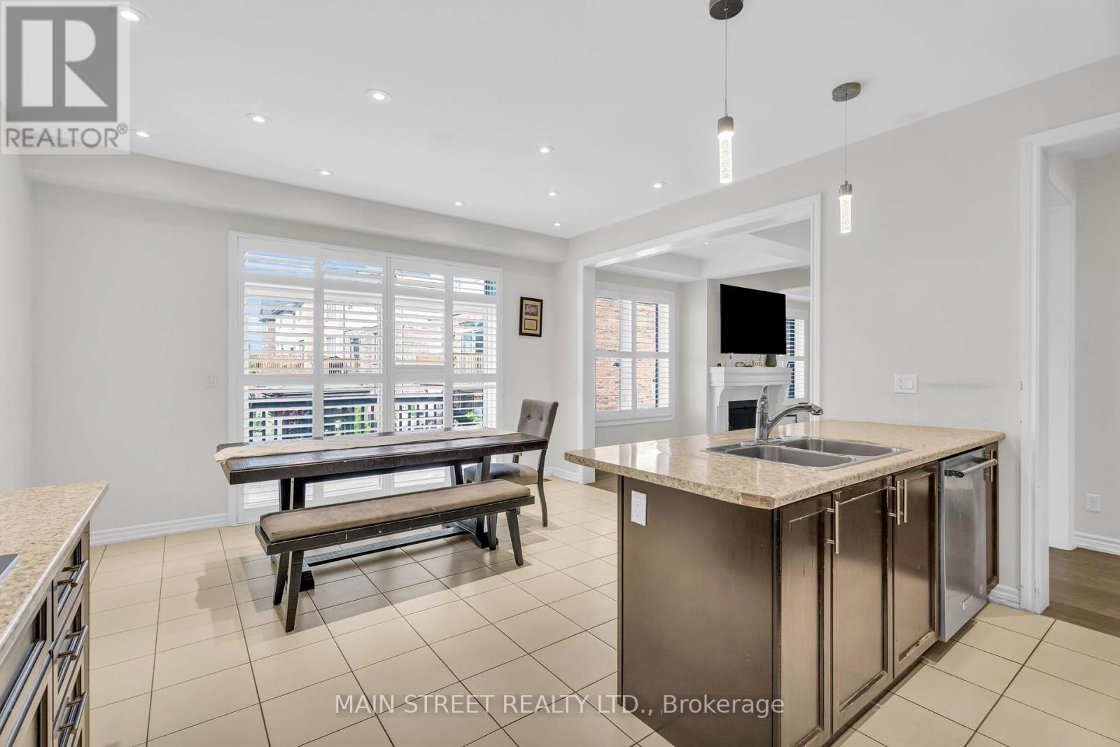 6 Leaden Hall Drive, East Gwillimbury, Ontario  L0G 1R0 - Photo 14 - N12439799