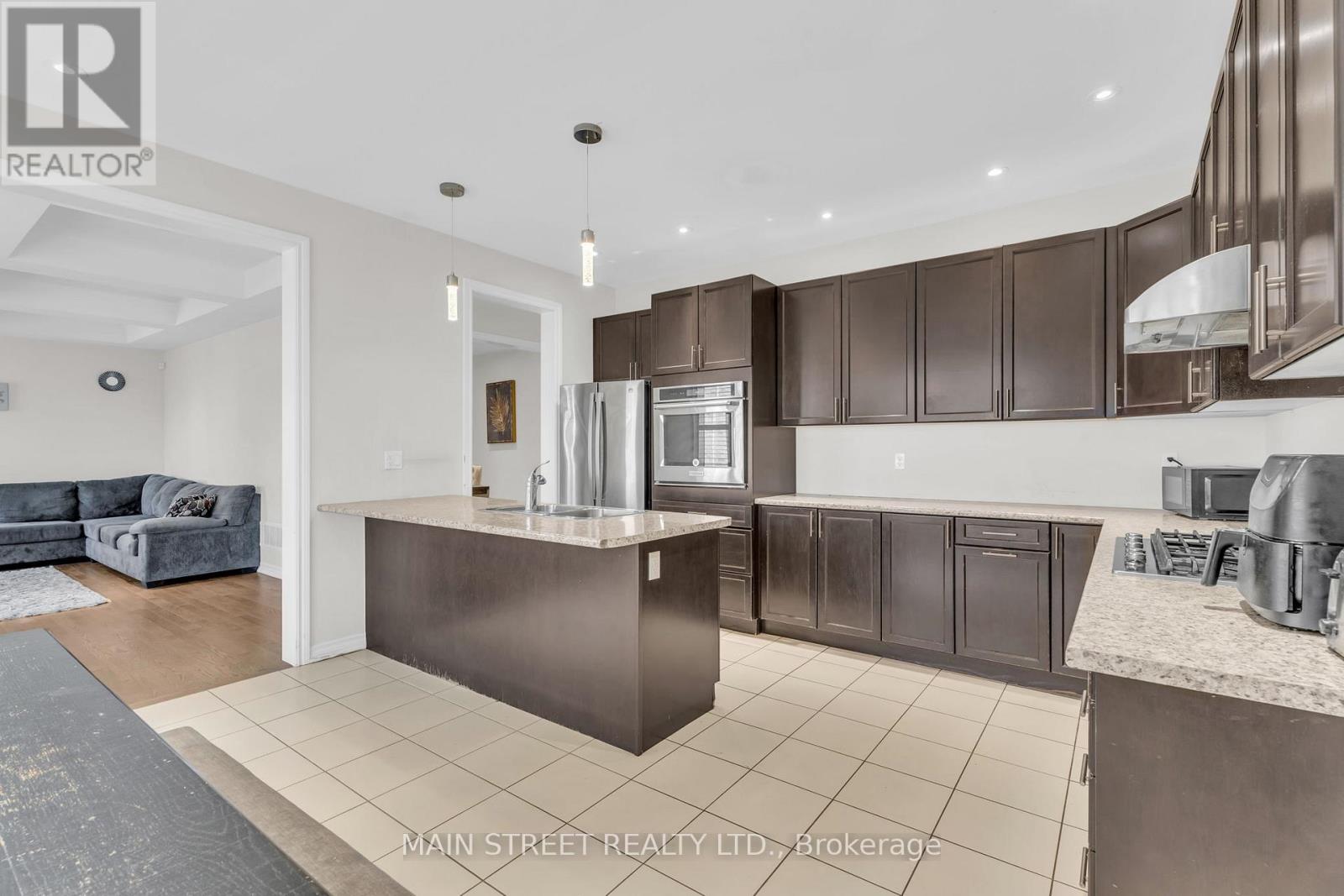 6 Leaden Hall Drive, East Gwillimbury, Ontario  L0G 1R0 - Photo 15 - N12439799