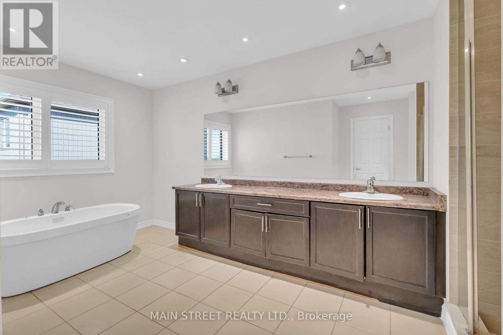 6 Leaden Hall Drive, East Gwillimbury, Ontario  L0G 1R0 - Photo 18 - N12439799