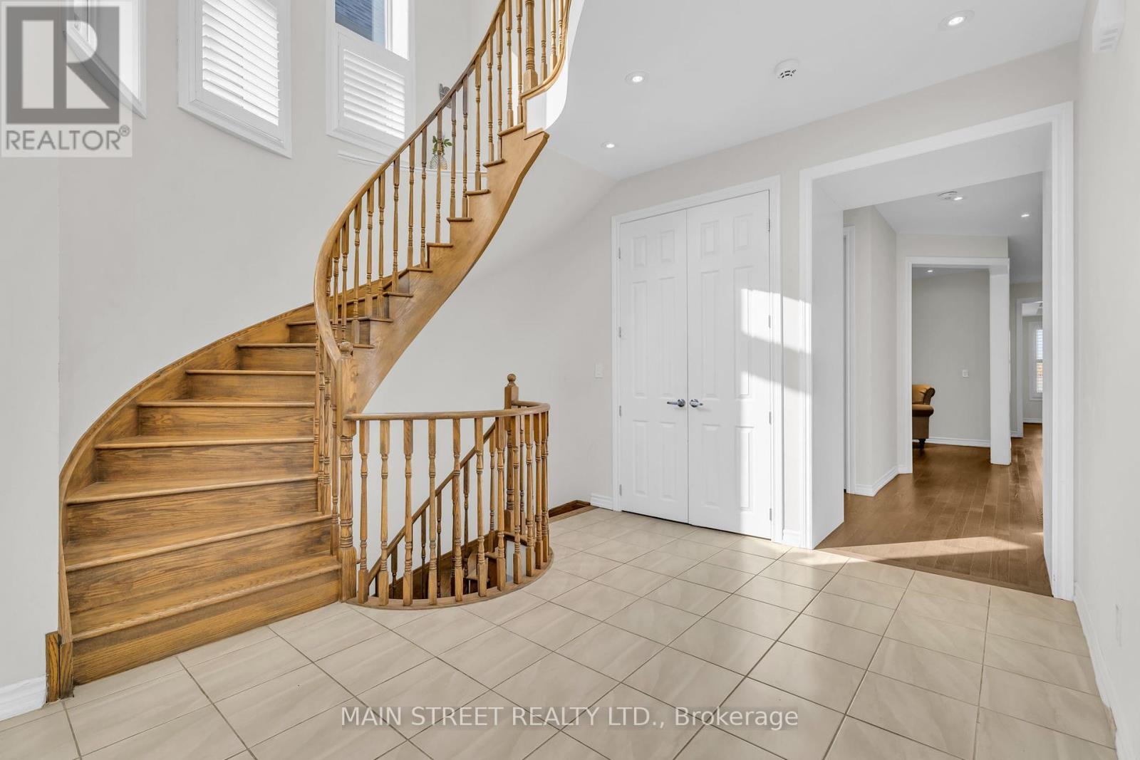 6 Leaden Hall Drive, East Gwillimbury, Ontario  L0G 1R0 - Photo 5 - N12439799