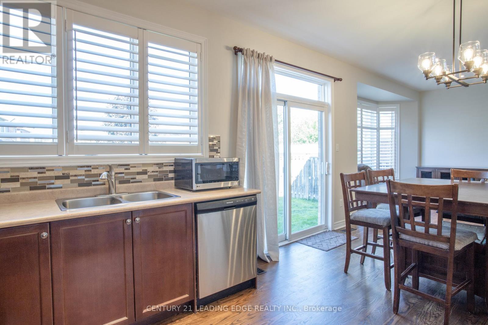 327 Mantle Avenue, Whitchurch-Stouffville, Ontario  L4A 0R9 - Photo 10 - N12439900