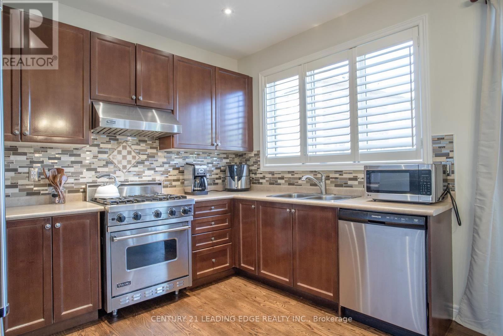 327 Mantle Avenue, Whitchurch-Stouffville, Ontario  L4A 0R9 - Photo 9 - N12439900