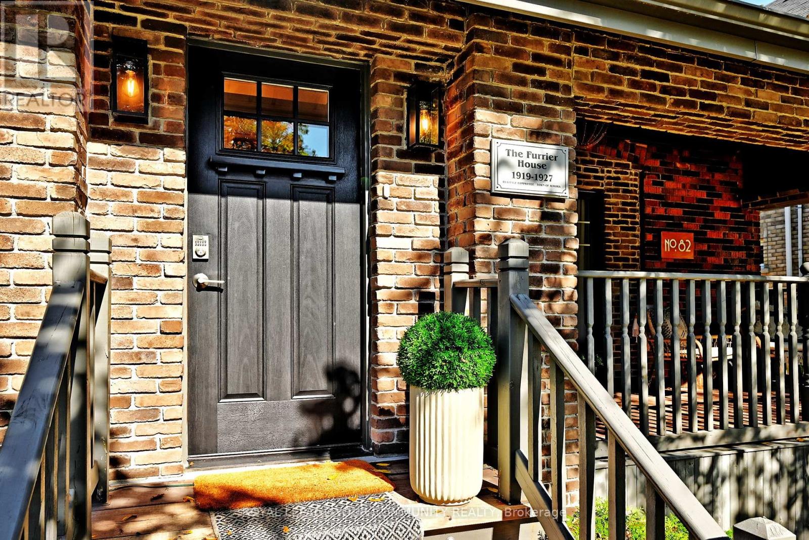82 Centre Street, Aurora, Ontario  L4G 1J8 - Photo 3 - N12439914