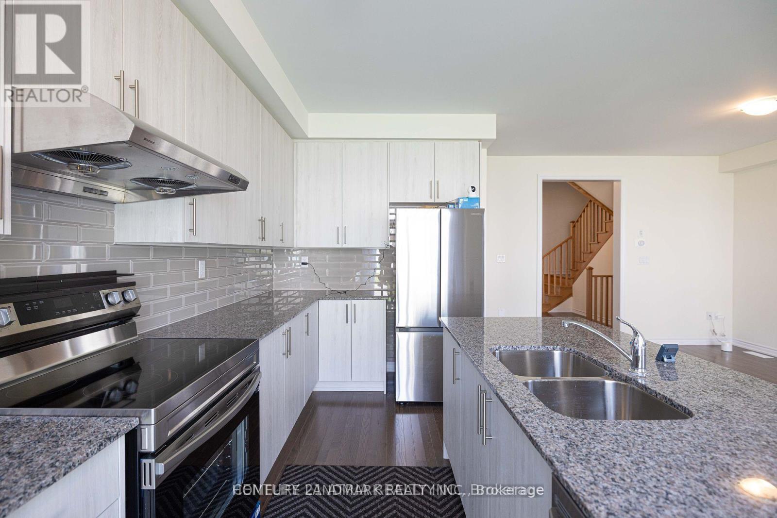 12 Fish Drive, Aurora, Ontario  L4G 4A6 - Photo 4 - N12439997