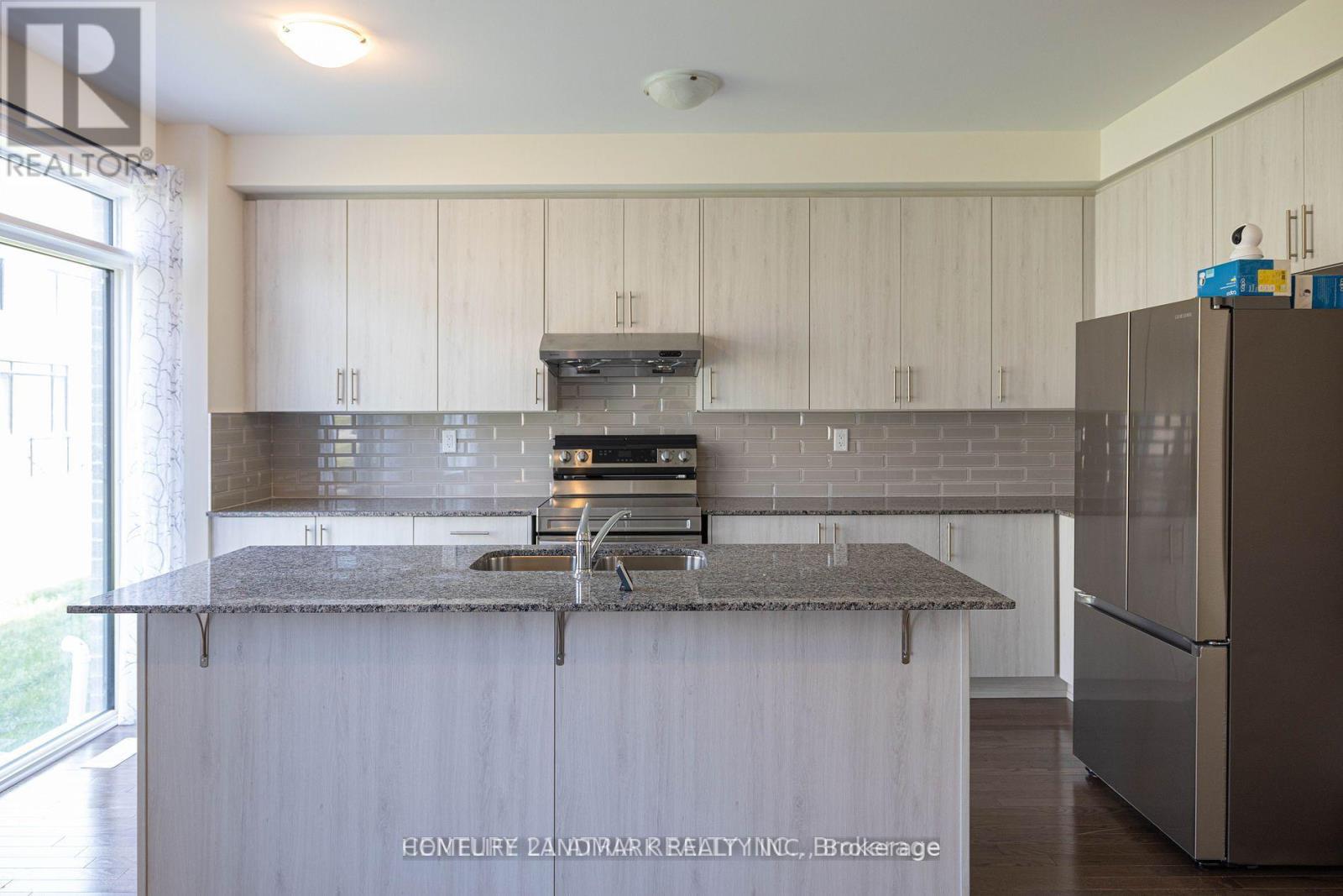 12 Fish Drive, Aurora, Ontario  L4G 4A6 - Photo 5 - N12439997