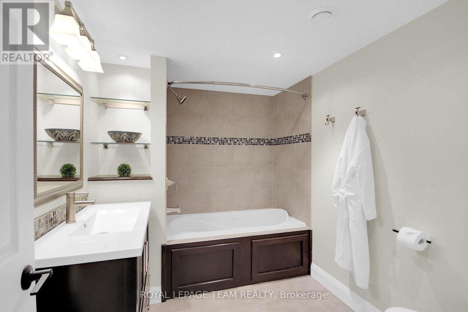 6196 Elkwood Drive, Ottawa, Ontario  K4P 1M9 - Photo 37 - X12343160