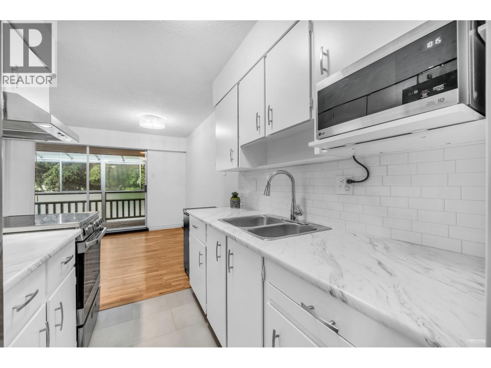 704 555 W 28th Street, North Vancouver, British Columbia  V7N 2J7 - Photo 3 - R3054489