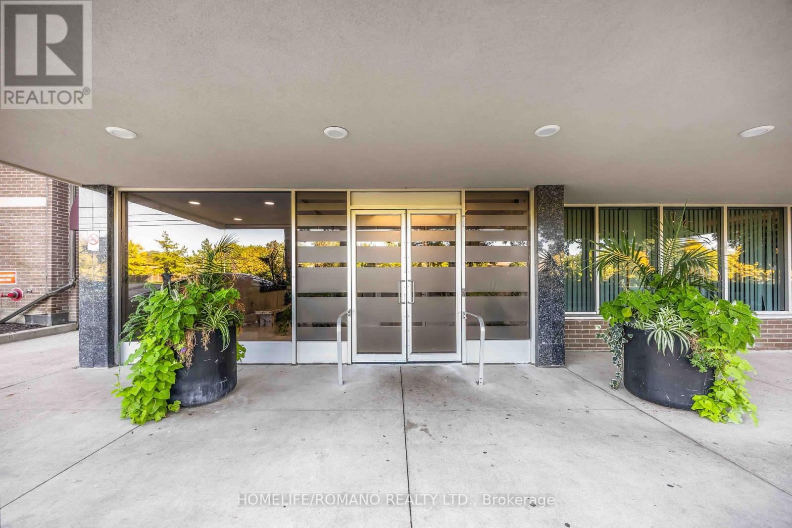 501 - 2835 Islington Avenue, Toronto, Ontario  M9L 2K2 - Photo 2 - W12439773