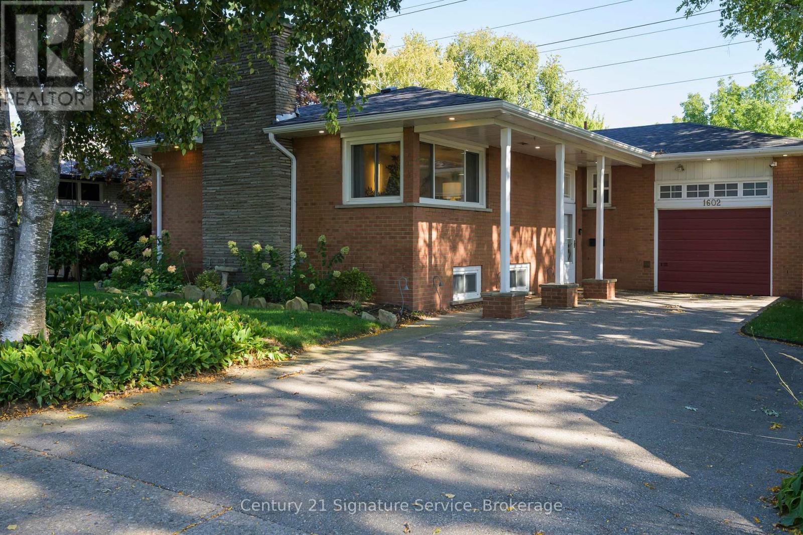 1602 Carletta Drive, Mississauga, Ontario  L4X 1E5 - Photo 3 - W12439805