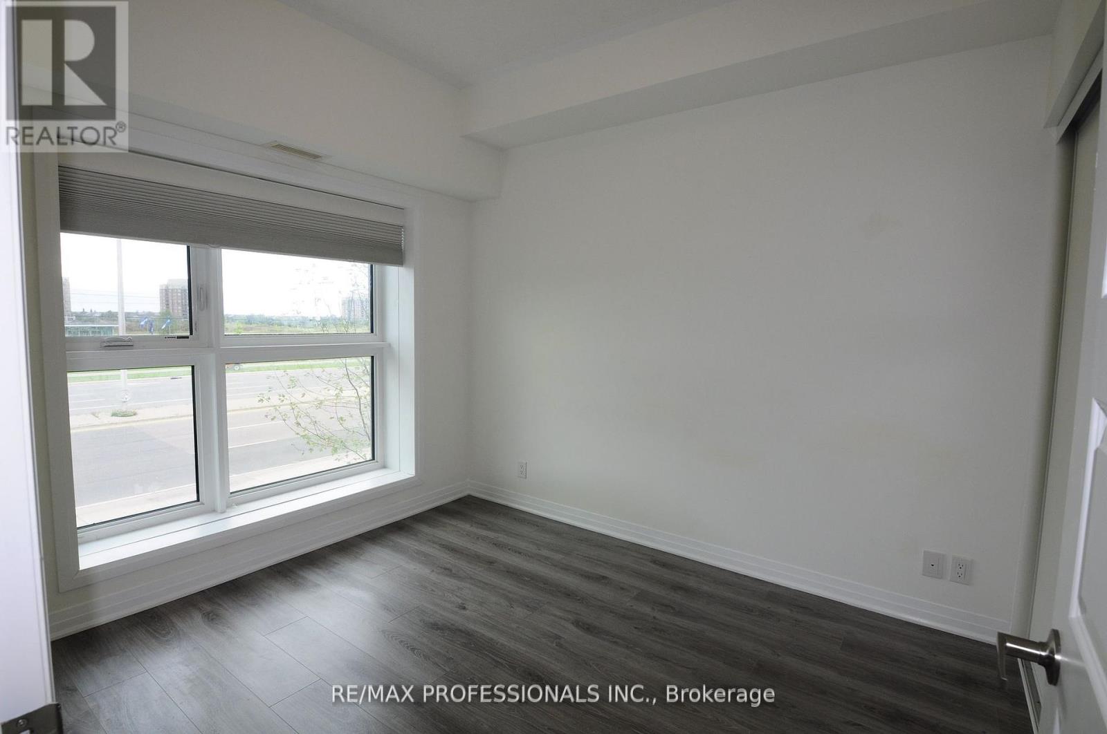 210 - 128 Grovewood Common, Oakville, Ontario  L6H 0X3 - Photo 14 - W12439833