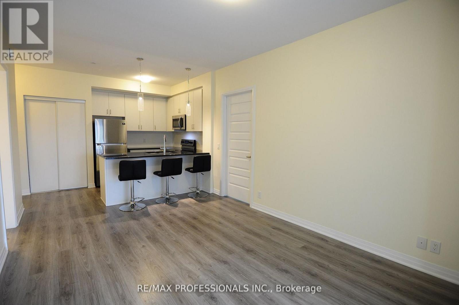 210 - 128 Grovewood Common, Oakville, Ontario  L6H 0X3 - Photo 4 - W12439833