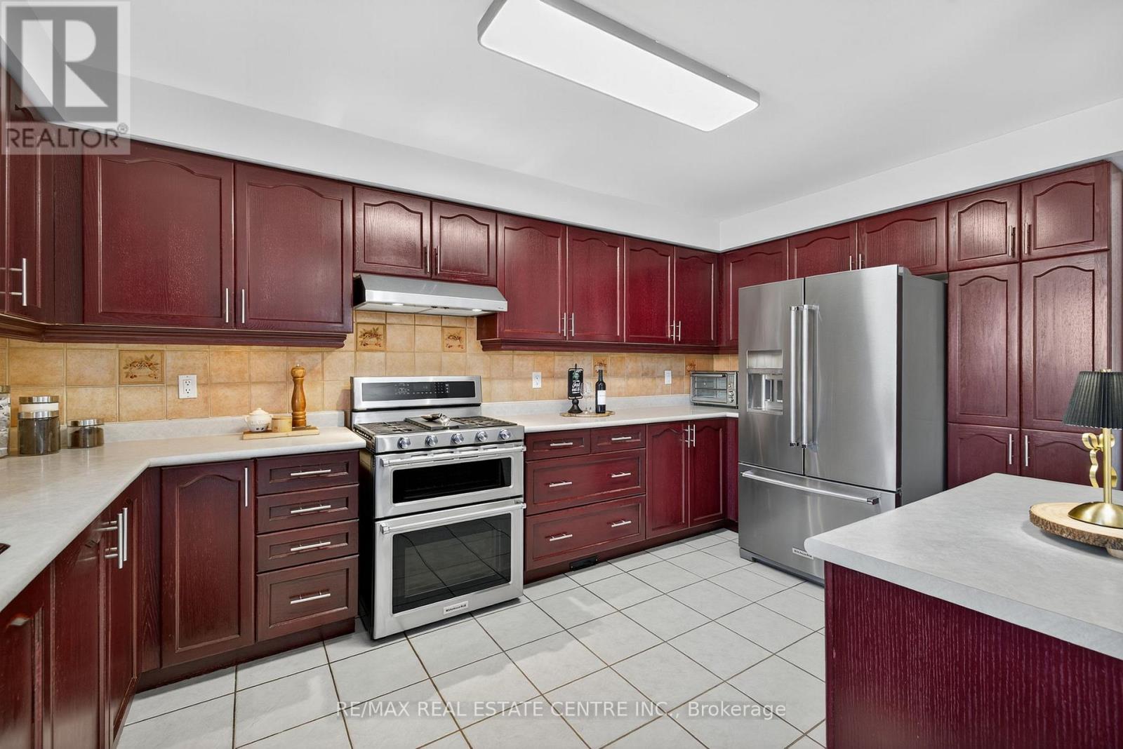 7 Larkmead Place, Brampton, Ontario  L6R 2R9 - Photo 12 - W12439846