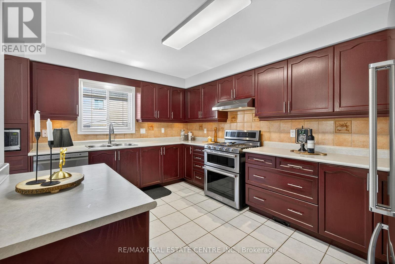 7 Larkmead Place, Brampton, Ontario  L6R 2R9 - Photo 13 - W12439846