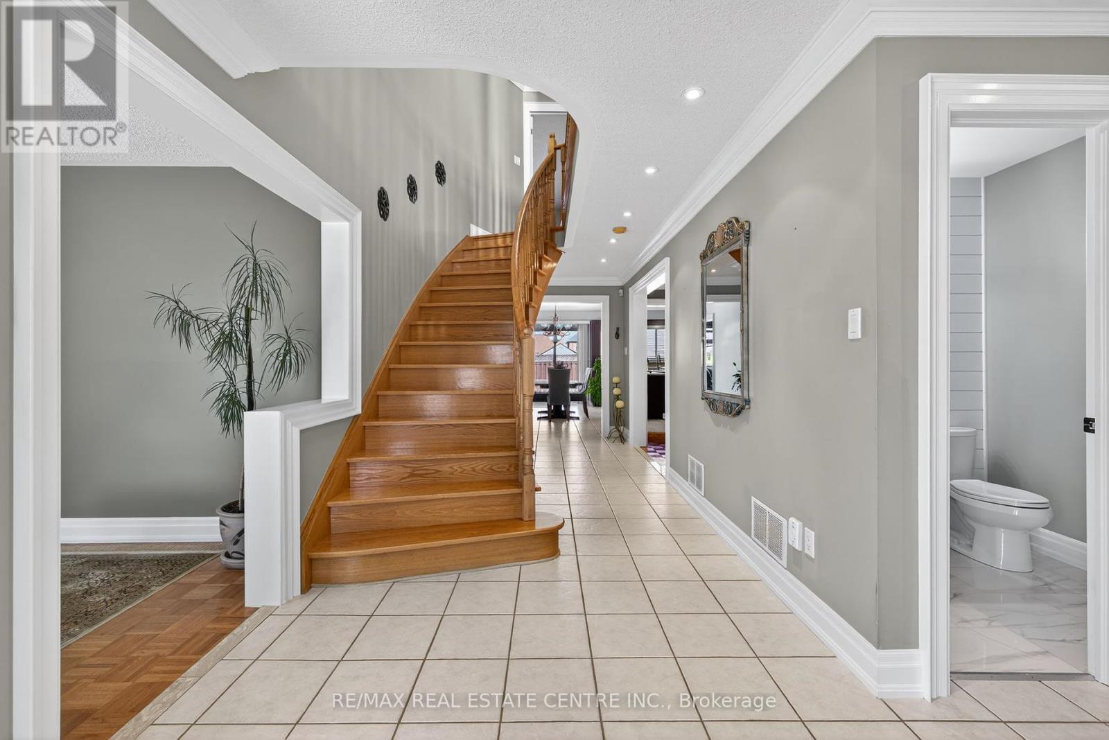 7 Larkmead Place, Brampton, Ontario  L6R 2R9 - Photo 5 - W12439846
