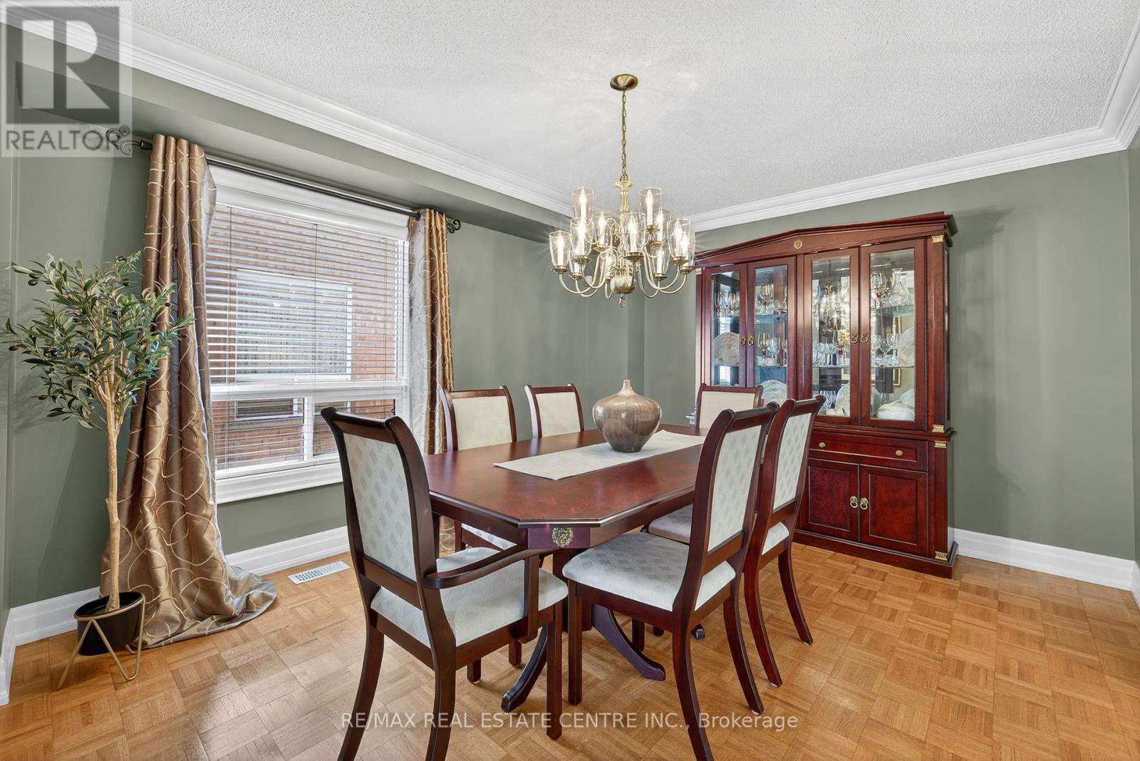 7 Larkmead Place, Brampton, Ontario  L6R 2R9 - Photo 8 - W12439846