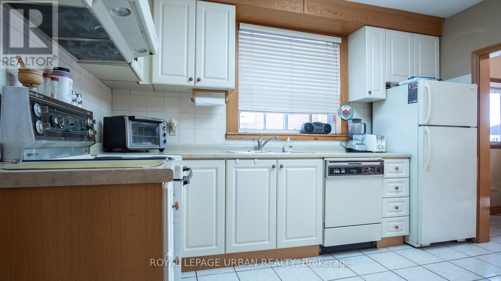 173 Ennerdale Road, Toronto, Ontario  M6E 4C8 - Photo 13 - W12439848