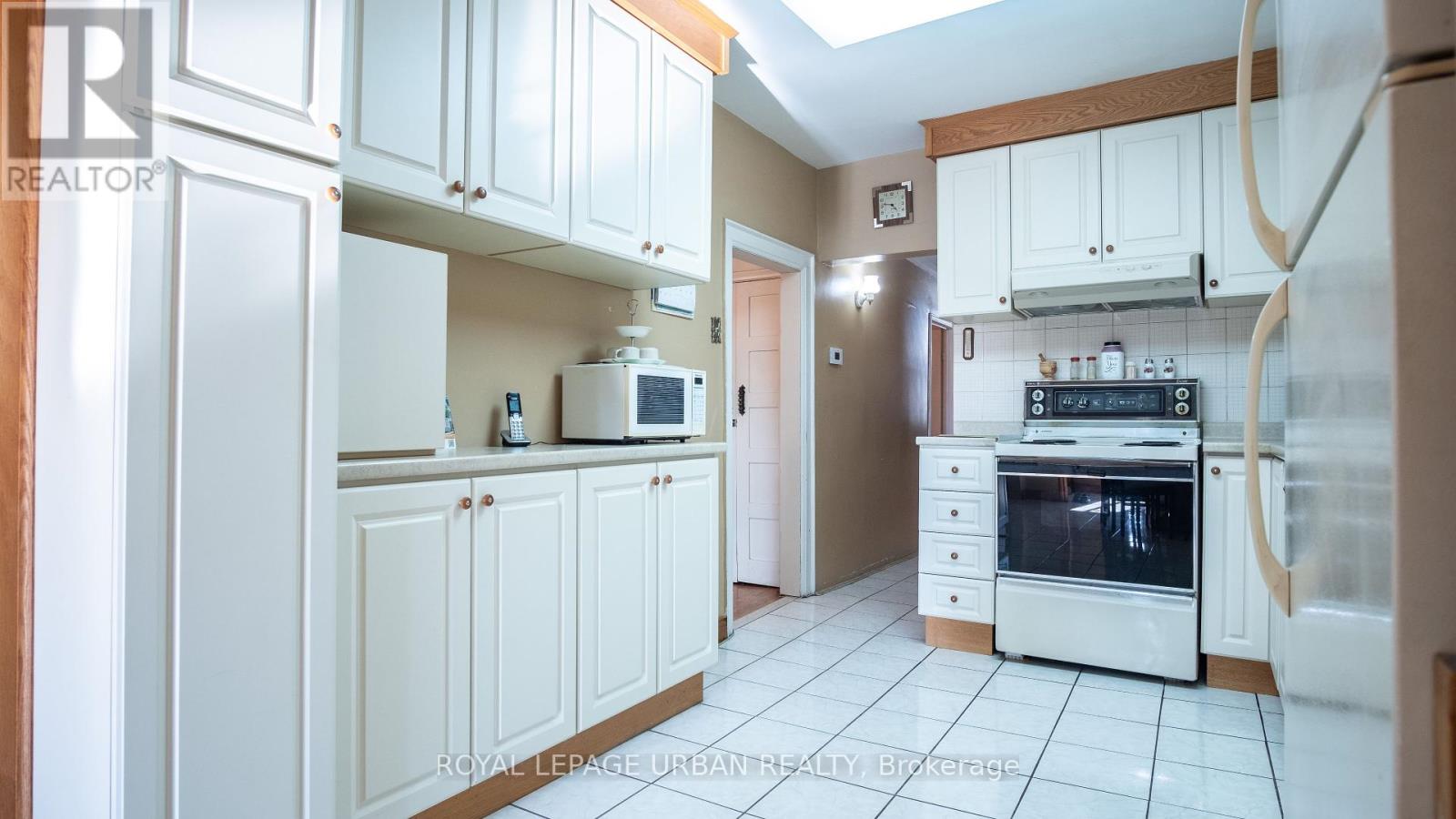 173 Ennerdale Road, Toronto, Ontario  M6E 4C8 - Photo 15 - W12439848