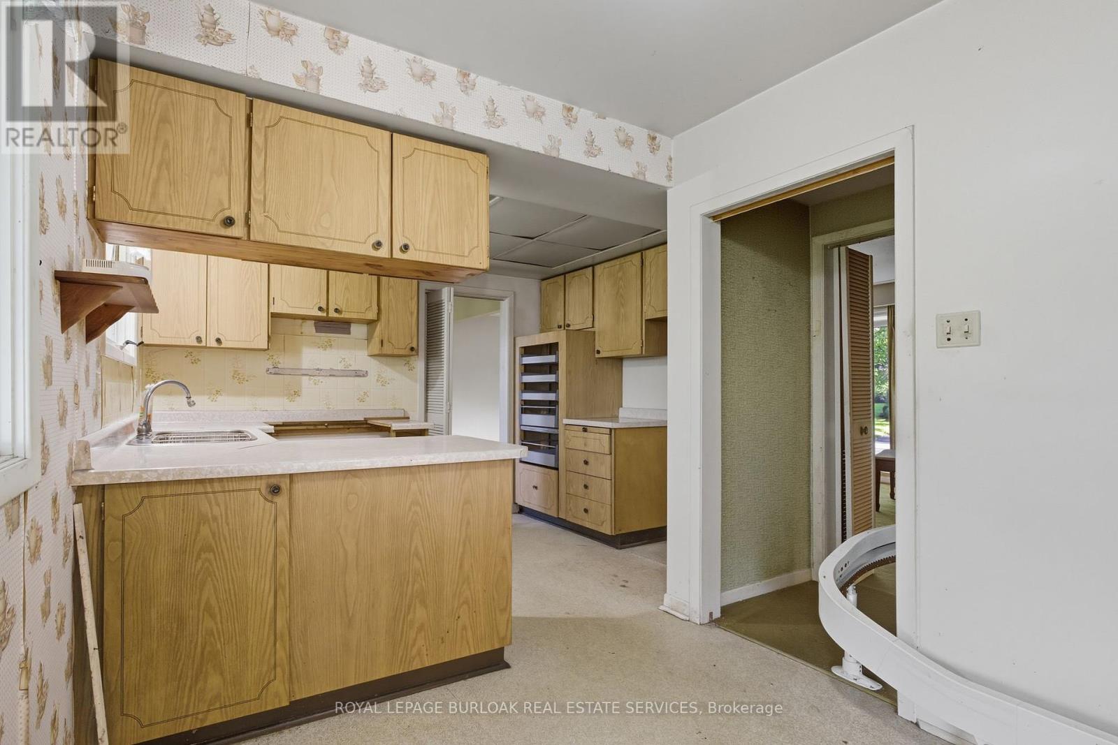 264 Camelot Drive, Burlington, Ontario  L7L 2G1 - Photo 15 - W12439867