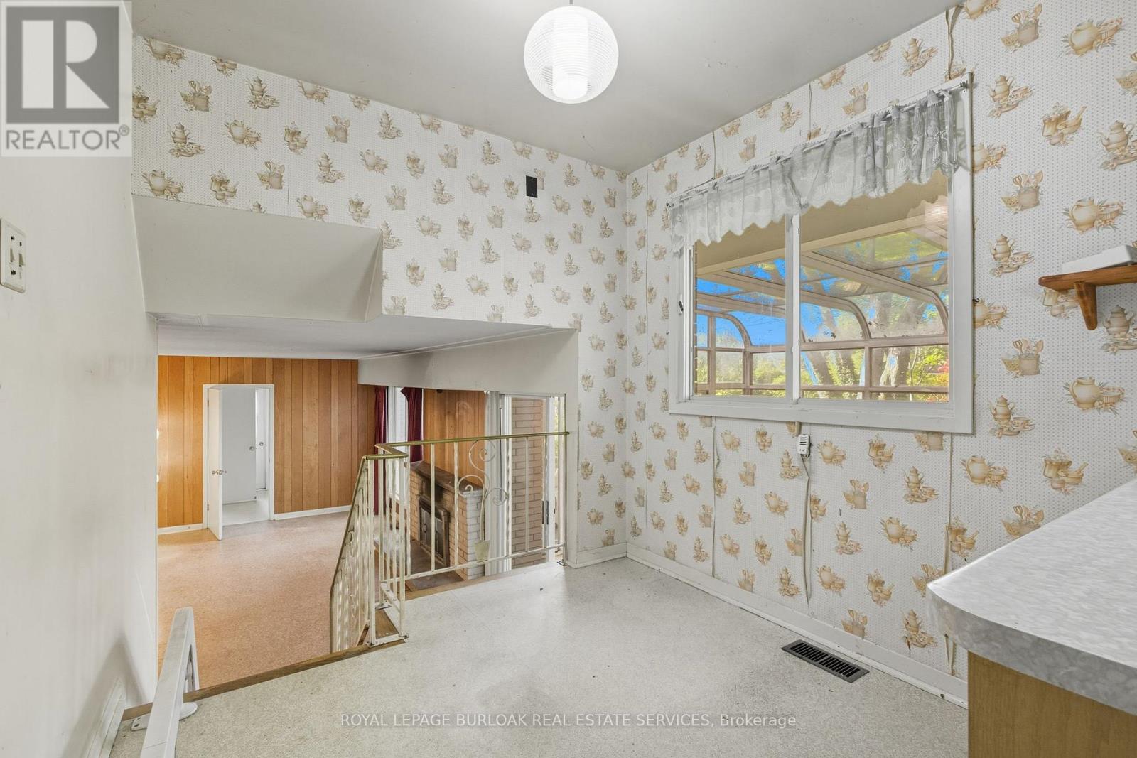 264 Camelot Drive, Burlington, Ontario  L7L 2G1 - Photo 16 - W12439867