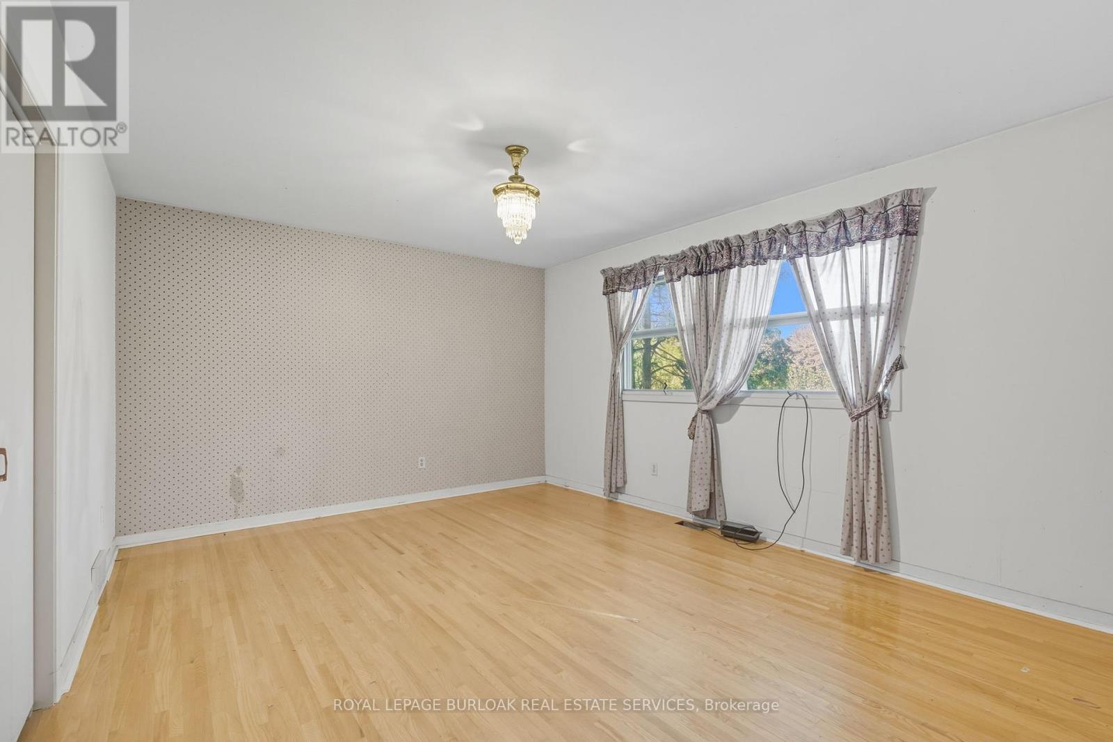 264 Camelot Drive, Burlington, Ontario  L7L 2G1 - Photo 18 - W12439867
