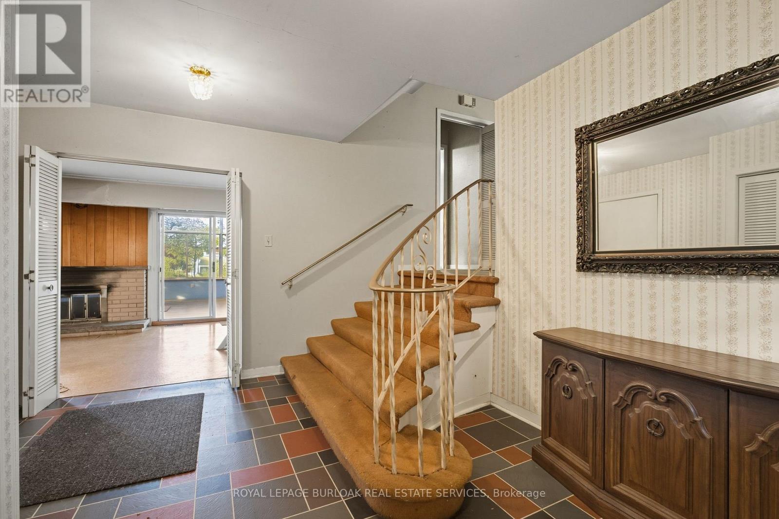 264 Camelot Drive, Burlington, Ontario  L7L 2G1 - Photo 2 - W12439867