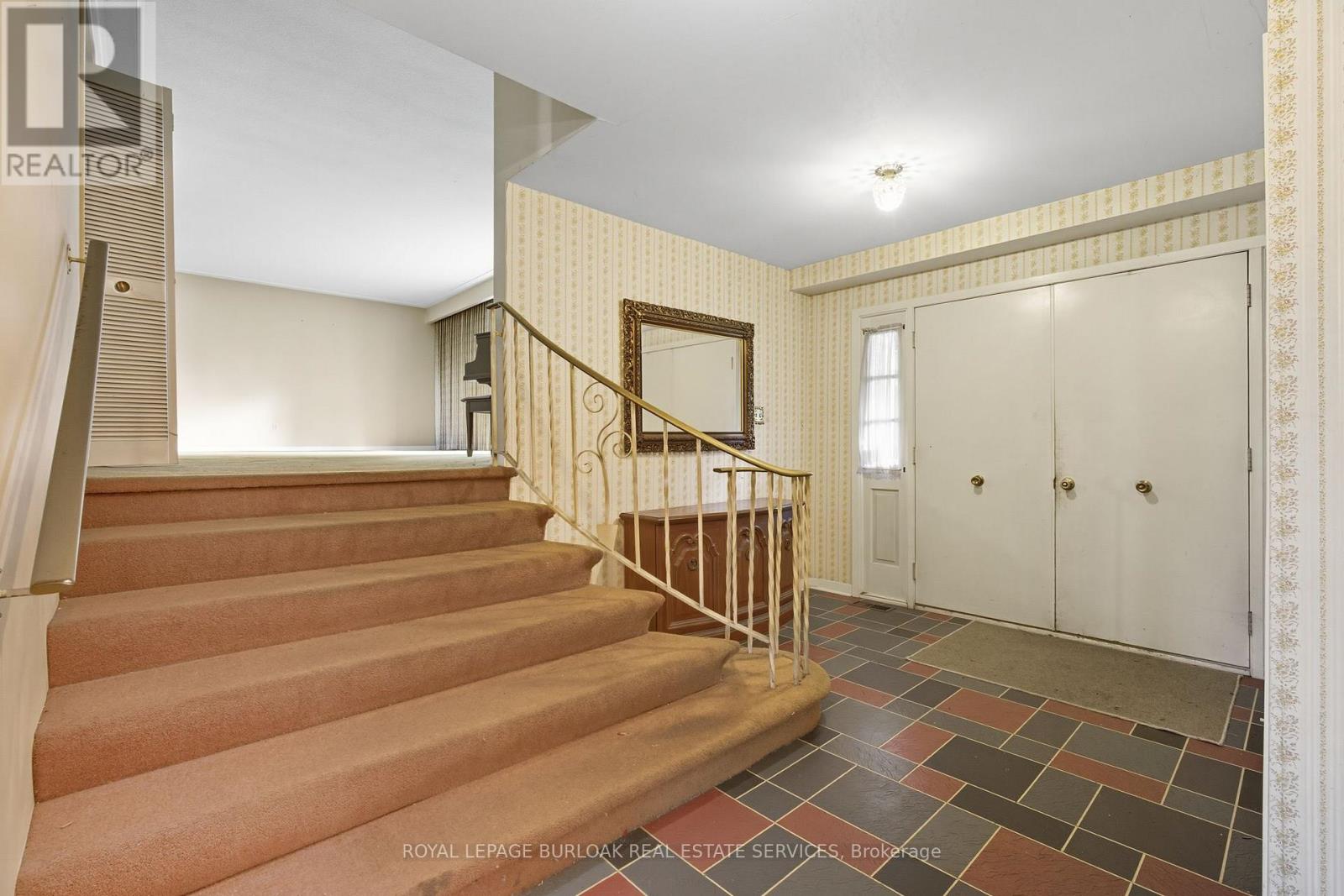 264 Camelot Drive, Burlington, Ontario  L7L 2G1 - Photo 3 - W12439867