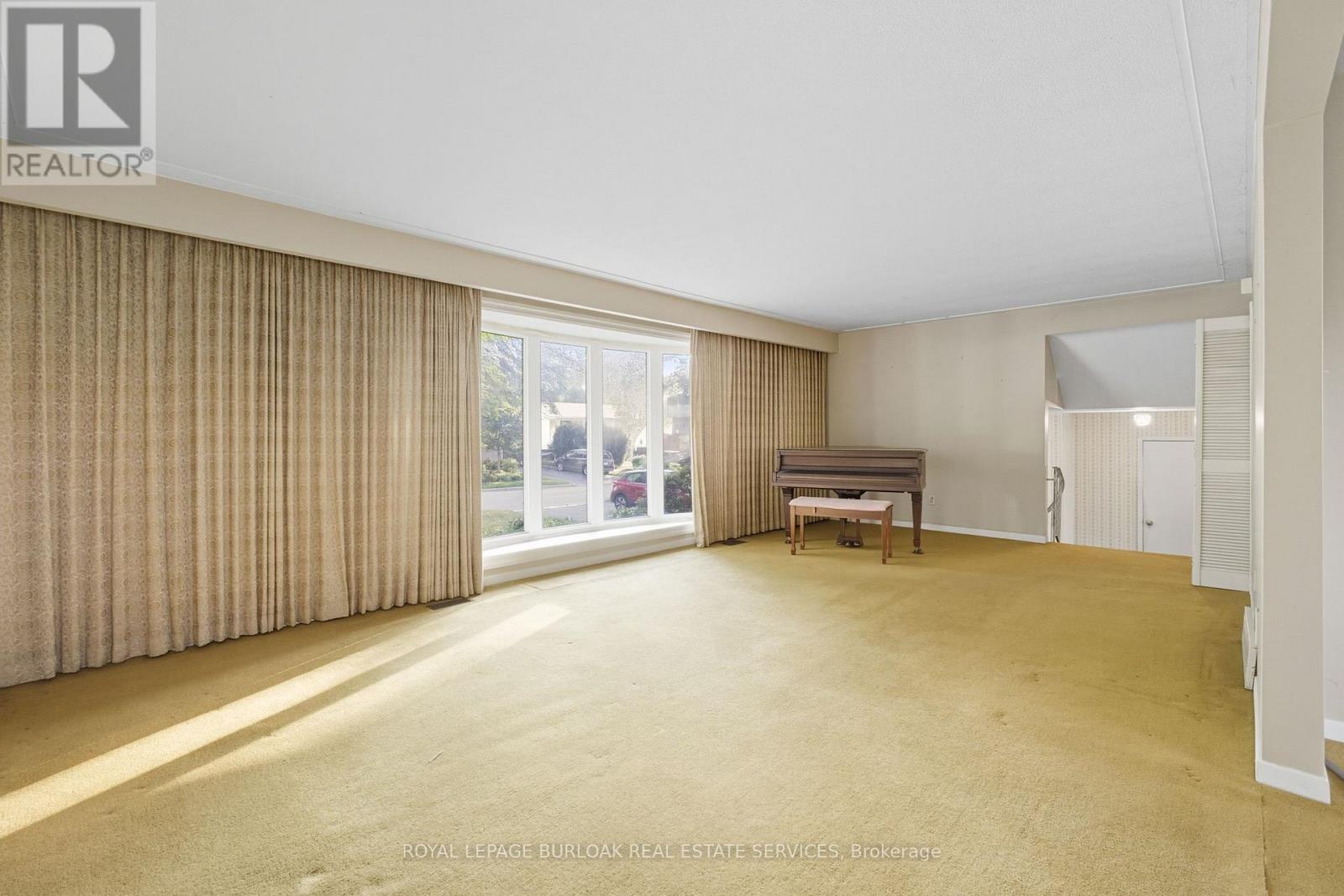 264 Camelot Drive, Burlington, Ontario  L7L 2G1 - Photo 5 - W12439867