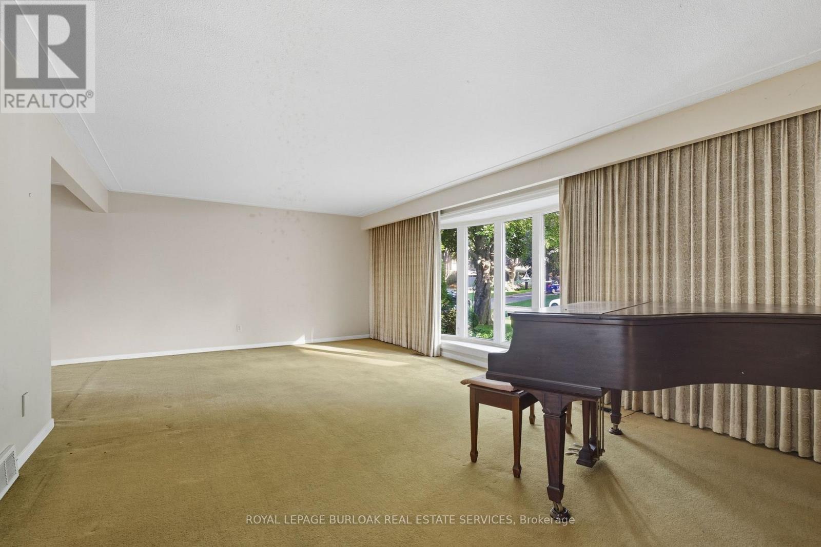 264 Camelot Drive, Burlington, Ontario  L7L 2G1 - Photo 6 - W12439867
