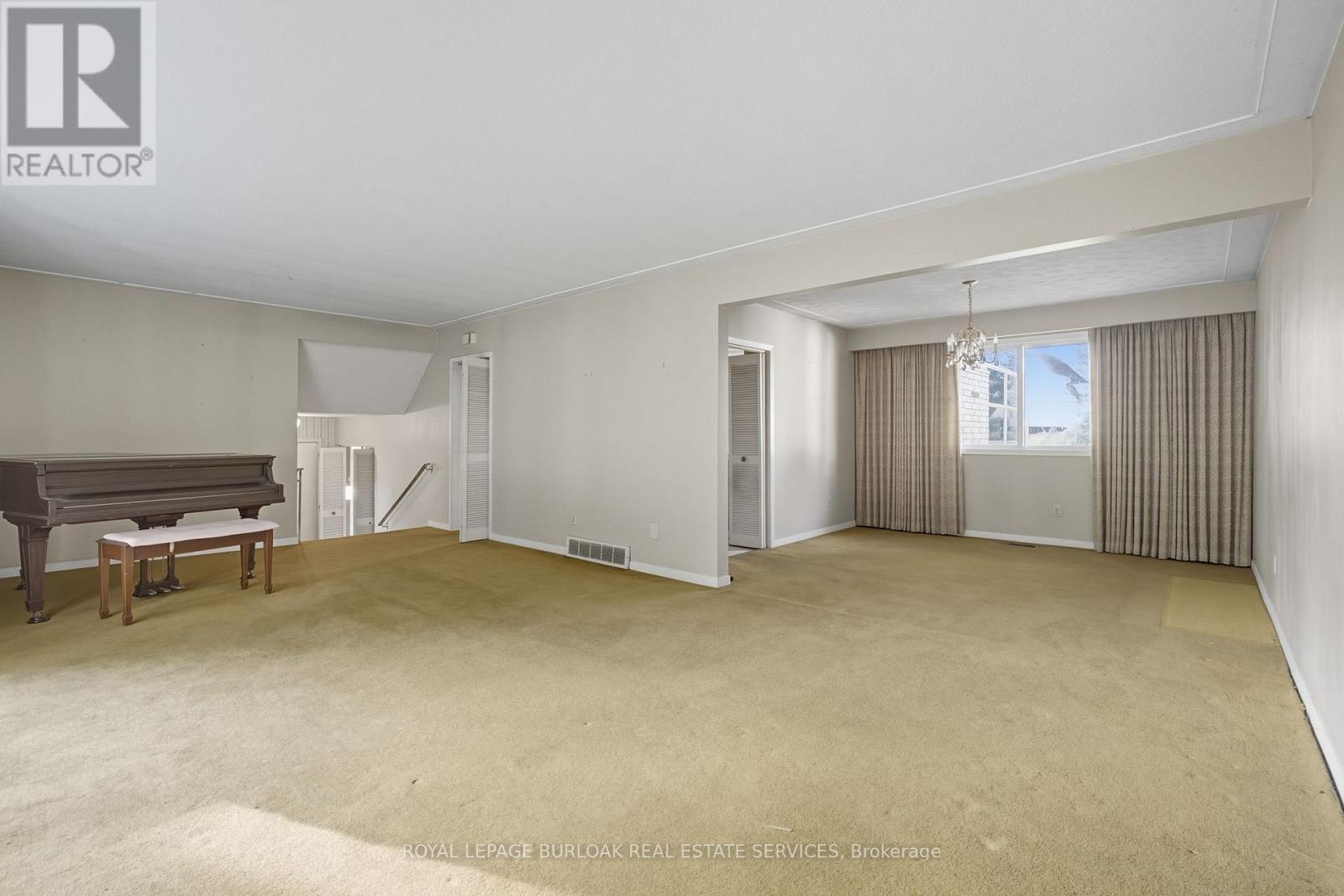 264 Camelot Drive, Burlington, Ontario  L7L 2G1 - Photo 8 - W12439867