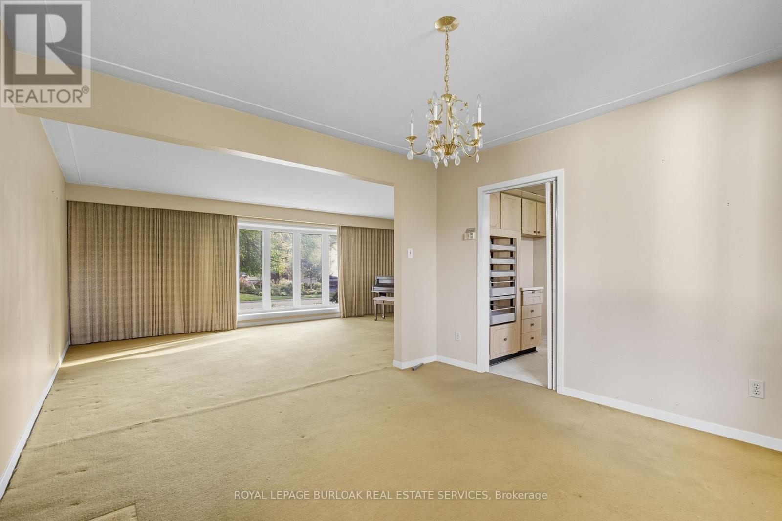 264 Camelot Drive, Burlington, Ontario  L7L 2G1 - Photo 9 - W12439867