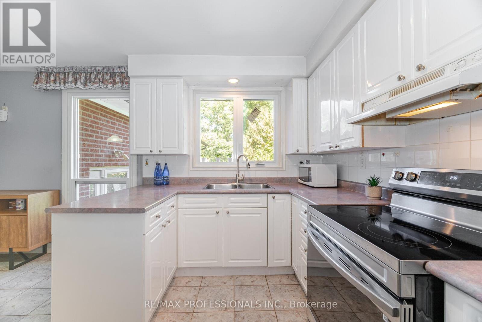 39 Elmcrest Road, Toronto, Ontario  M9C 3R7 - Photo 15 - W12439895