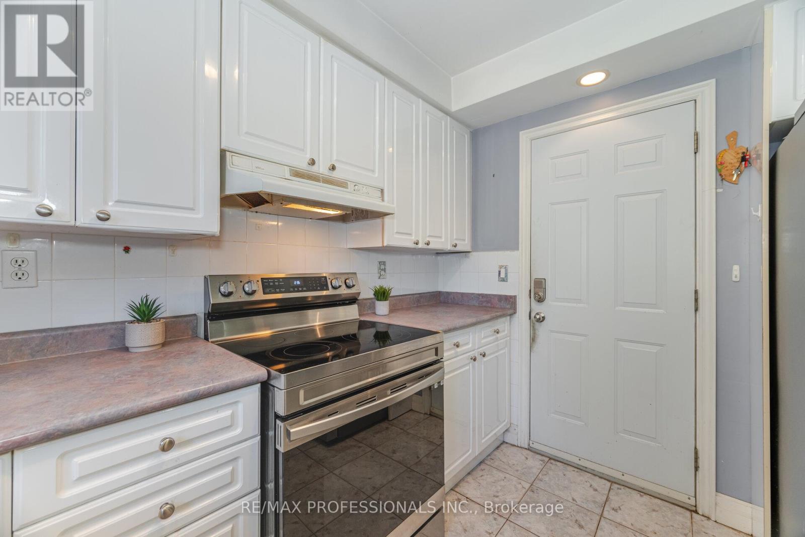 39 Elmcrest Road, Toronto, Ontario  M9C 3R7 - Photo 16 - W12439895