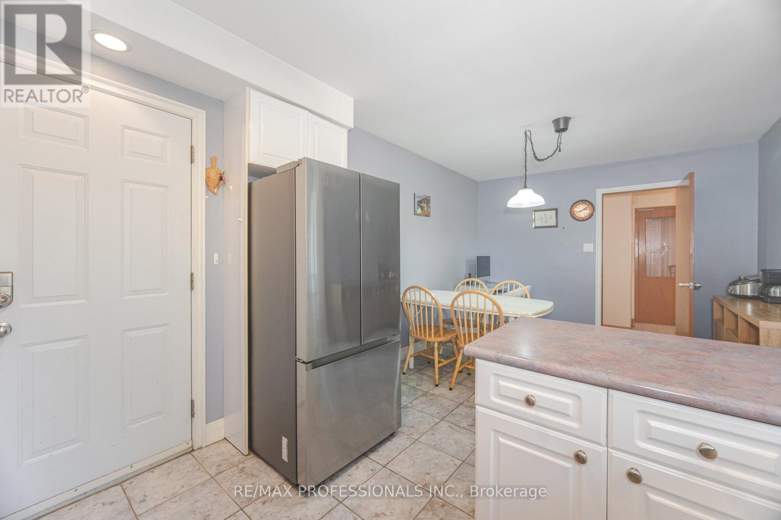 39 Elmcrest Road, Toronto, Ontario  M9C 3R7 - Photo 17 - W12439895