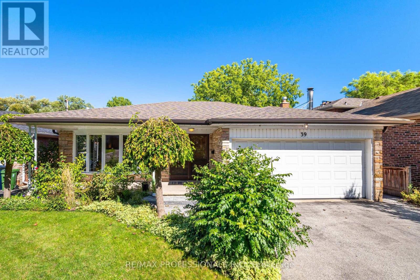 39 Elmcrest Road, Toronto, Ontario  M9C 3R7 - Photo 2 - W12439895