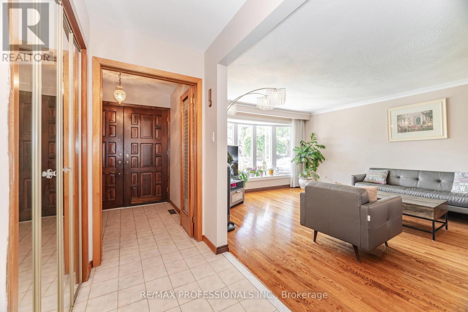 39 Elmcrest Road, Toronto, Ontario  M9C 3R7 - Photo 7 - W12439895
