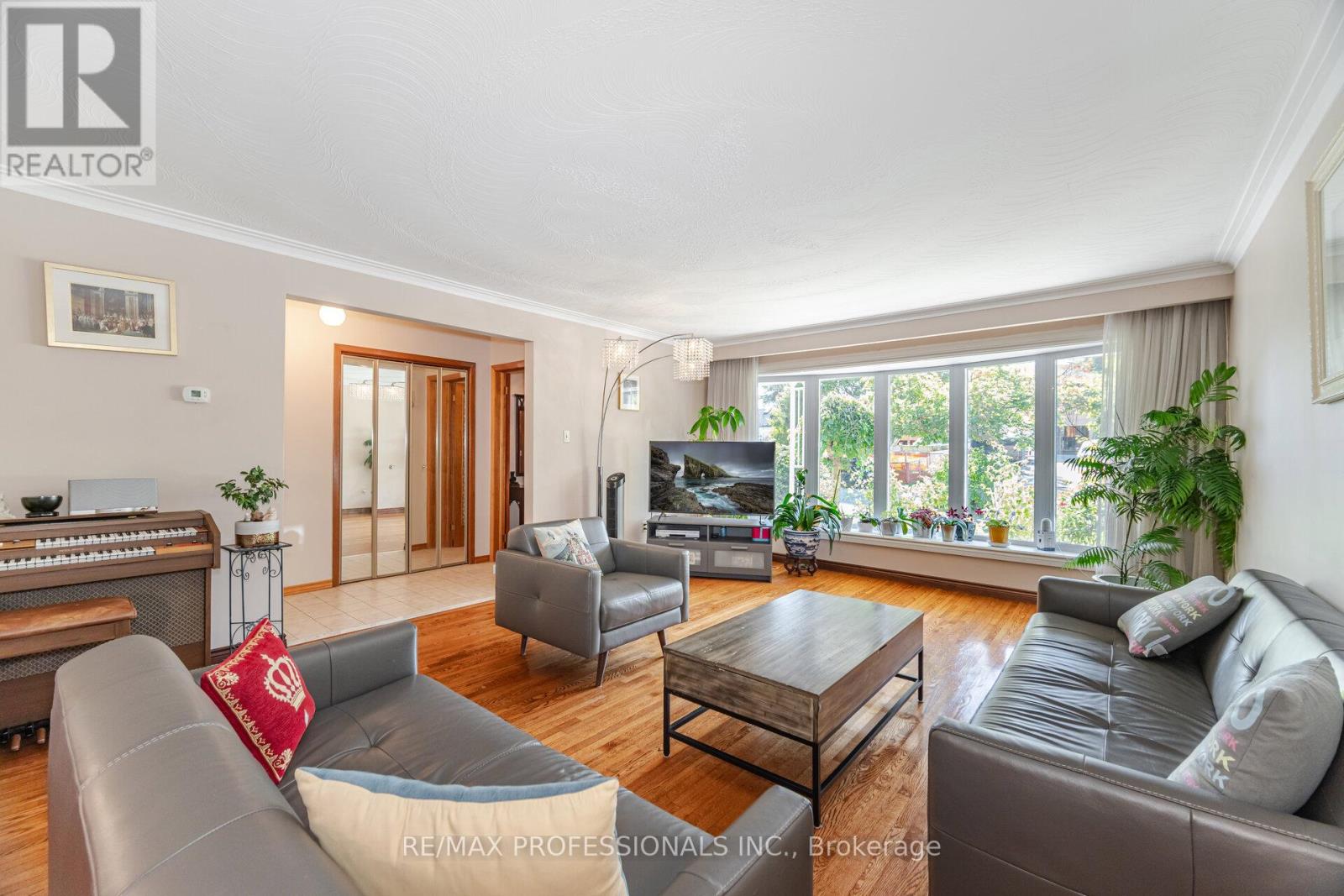 39 Elmcrest Road, Toronto, Ontario  M9C 3R7 - Photo 9 - W12439895