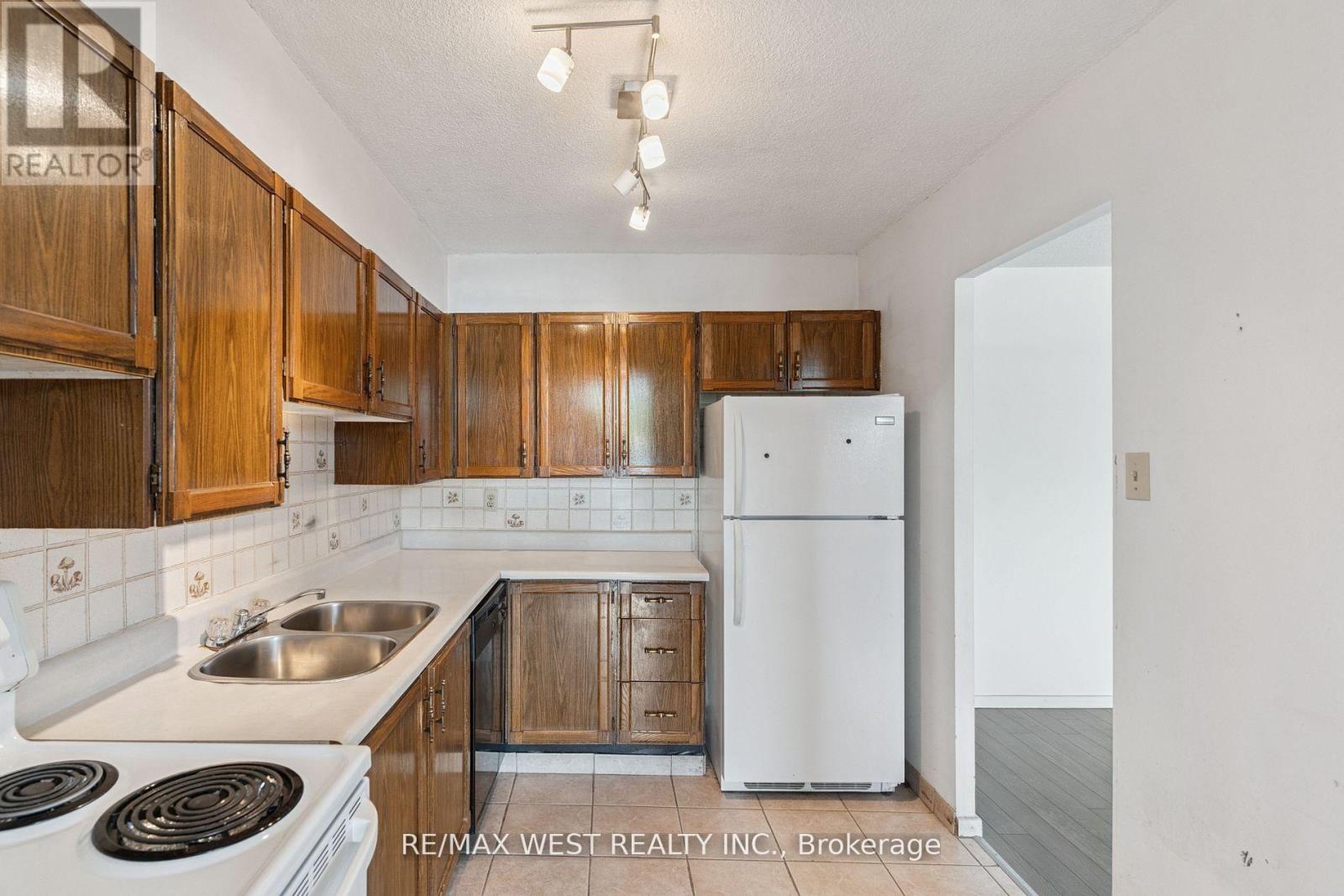 404 - 2130 Weston Road, Toronto, Ontario  M9N 3R9 - Photo 3 - W12439906