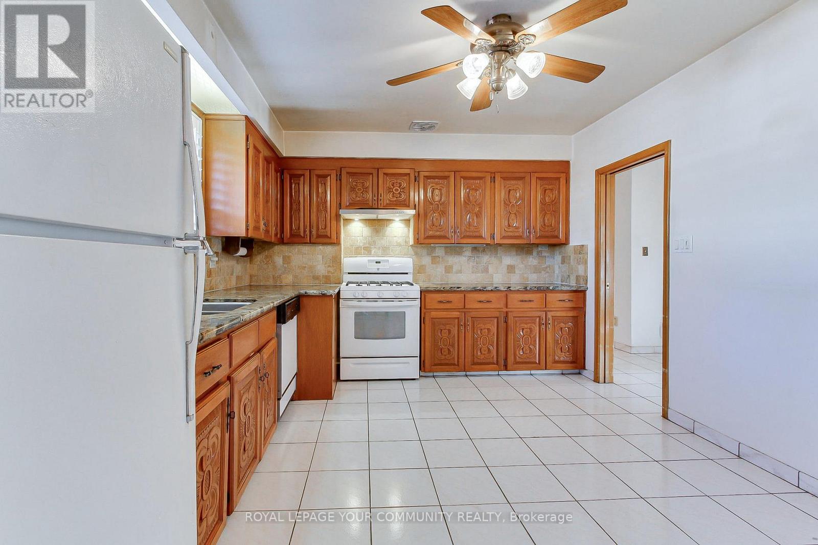 79 Sun Row Drive, Toronto, Ontario  M9P 3H9 - Photo 17 - W12439928