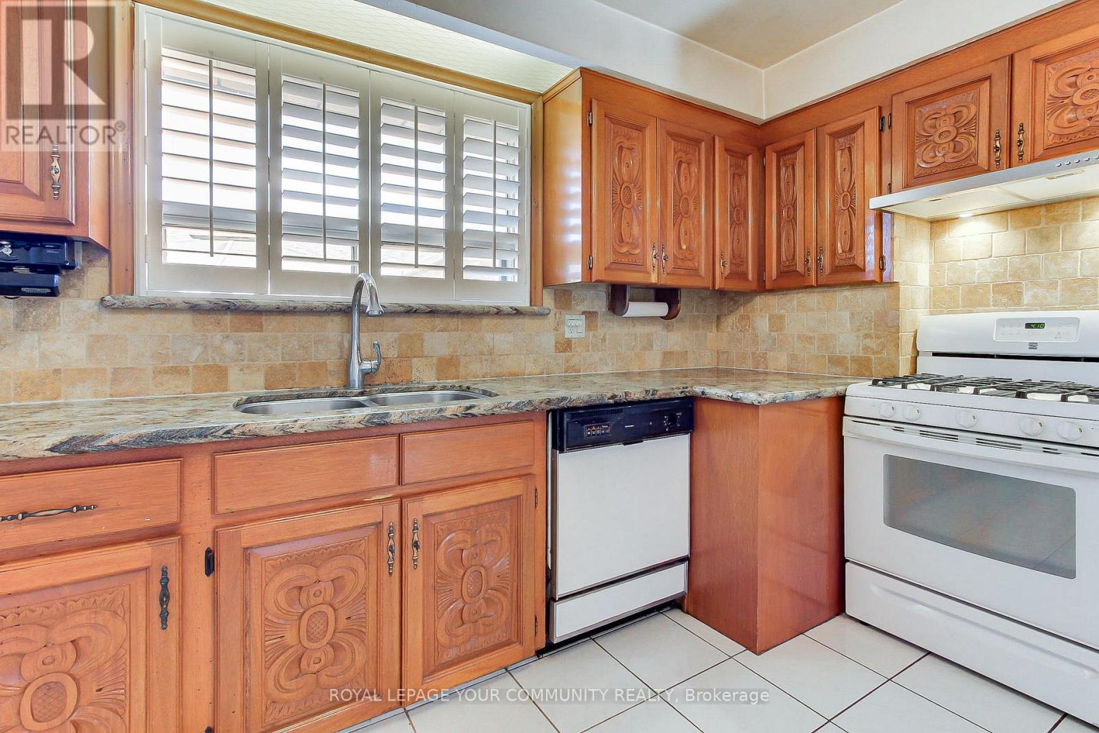 79 Sun Row Drive, Toronto, Ontario  M9P 3H9 - Photo 19 - W12439928