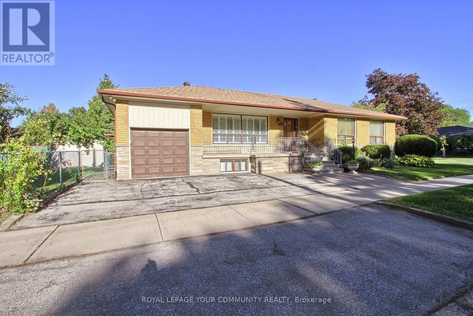 79 Sun Row Drive, Toronto, Ontario  M9P 3H9 - Photo 2 - W12439928
