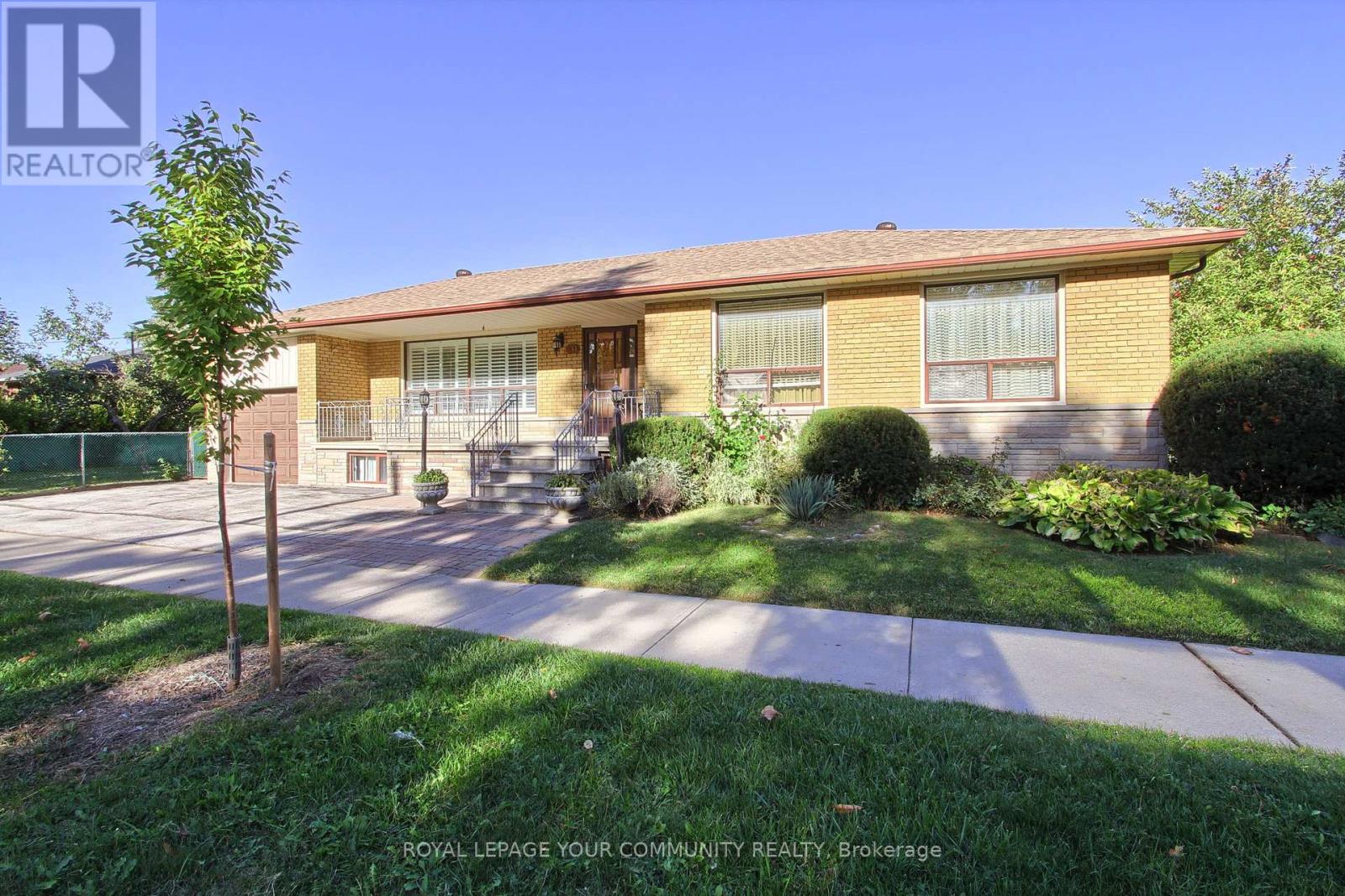 79 Sun Row Drive, Toronto, Ontario  M9P 3H9 - Photo 3 - W12439928