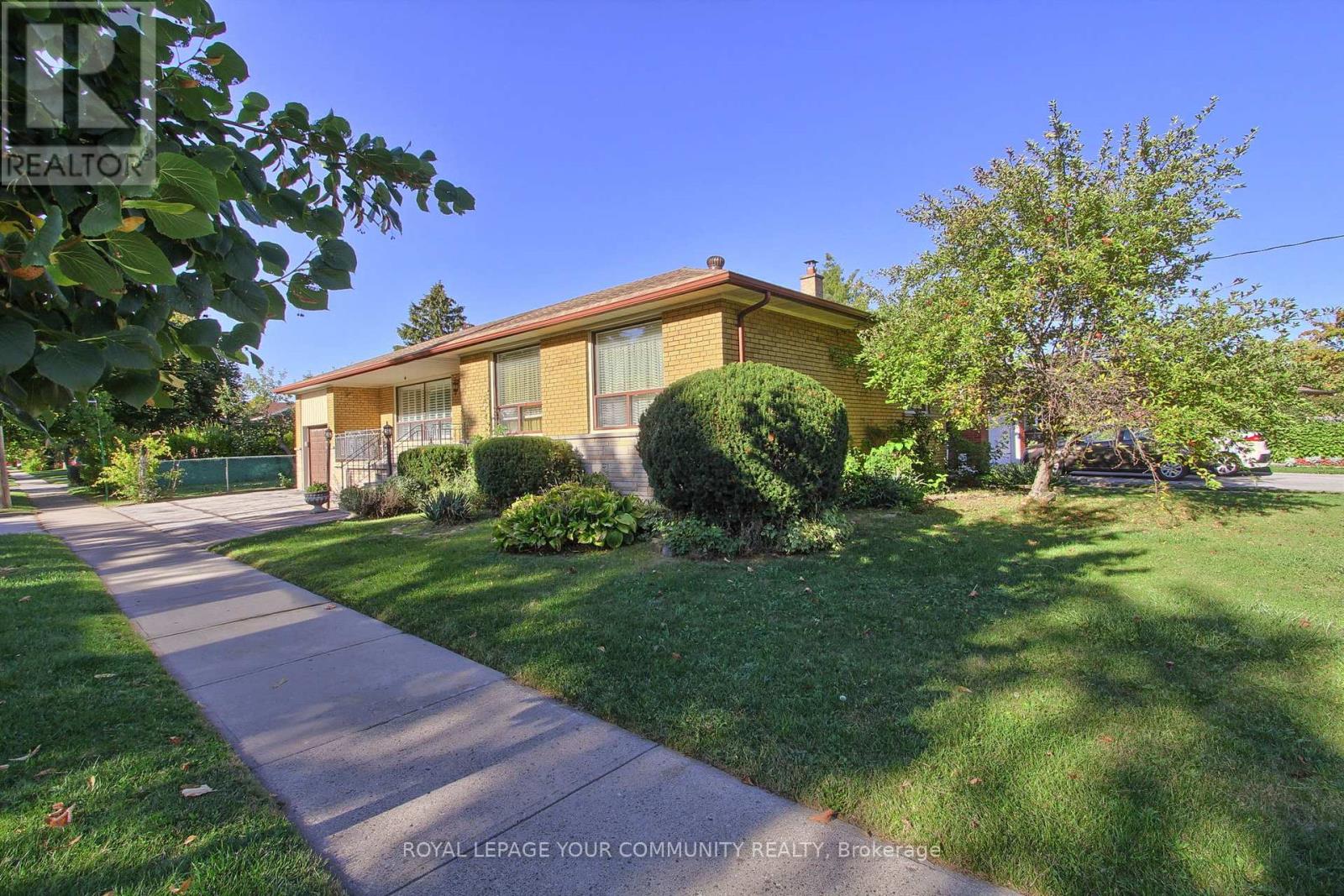 79 Sun Row Drive, Toronto, Ontario  M9P 3H9 - Photo 4 - W12439928