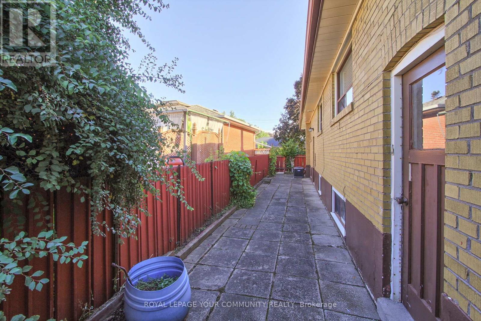 79 Sun Row Drive, Toronto, Ontario  M9P 3H9 - Photo 46 - W12439928