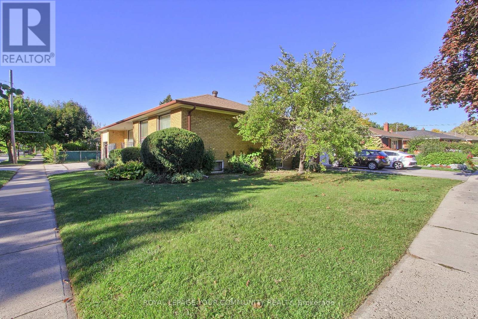 79 Sun Row Drive, Toronto, Ontario  M9P 3H9 - Photo 5 - W12439928