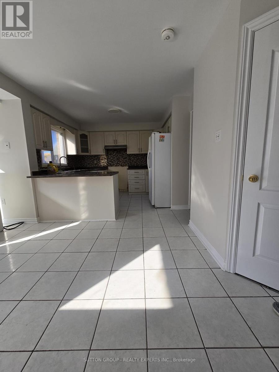 135 Moffatt Avenue, Brampton, Ontario  L6Y 4R8 - Photo 5 - W12430669