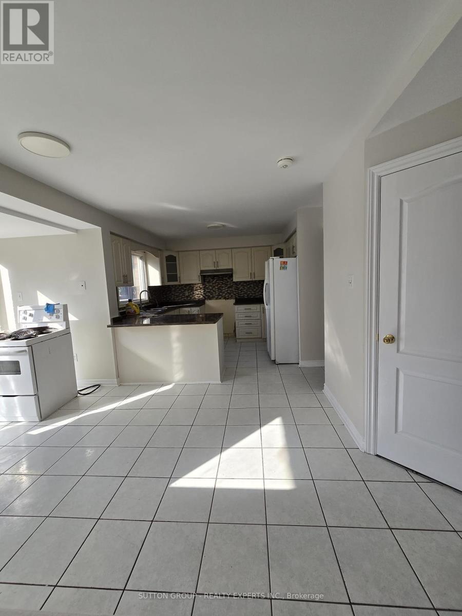 135 Moffatt Avenue, Brampton, Ontario  L6Y 4R8 - Photo 4 - W12430669