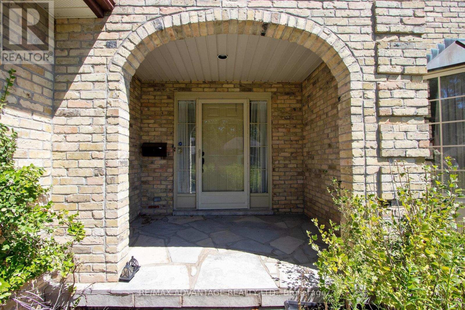 15 Sprucedale Court, London North, Ontario  N5X 2N9 - Photo 2 - X12359891