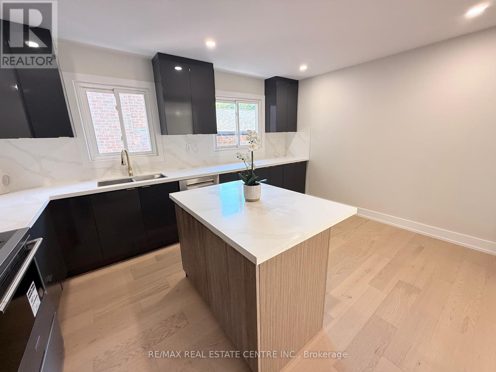 1215 Larny Court, Mississauga, Ontario  L4W 3N4 - Photo 10 - W12439890