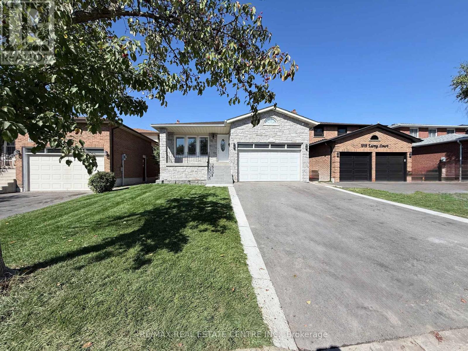 1215 Larny Court, Mississauga, Ontario  L4W 3N4 - Photo 2 - W12439890